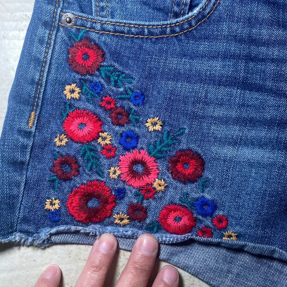 Gap Womens Embroidered Denim Shorts Size 2 With Floral Design & Frayed Hem‎